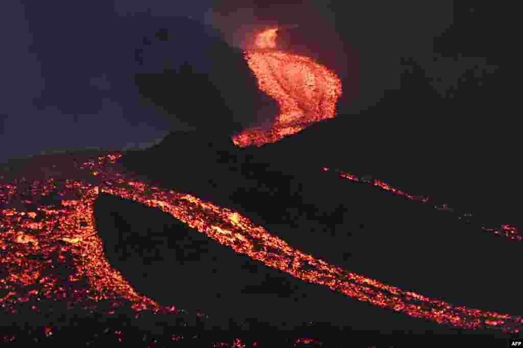 Lava flows from Guatemala&#39;s Pacaya Volcano as seen from Cerro Chino in San Vicente Pacaya municipality, south of Guatemala City, May 5, 2021.