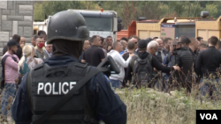 Specijalne policijske snage Kosova na Jarinju posle odluke kosovske vlade o tablicama (foto: Budimir Ničić, VOA)