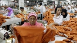 Para pekerja membuat pakaian di sebuah pabrik di Cakung, permukiman industri kecil di Jakarta (foto: ilustrasi).