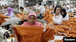 Pekerja pabrik perempuan di Cakung, Jakarta Timur. (Foto: Dok)
