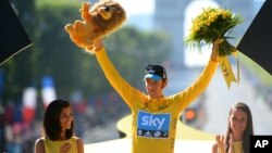 Pembalap Inggris Bradley Wiggins menerima penghargaan sebagai juara Tour de France usai menyelesaikan etape terakhir di Paris, Minggu (22/7).