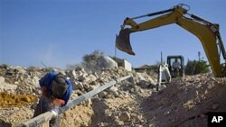 A Palestinian man works at a construction site in the West Bank Jewish settlement of Yakir,south of the Palestinians town of Nablus, 27 Sep 2010