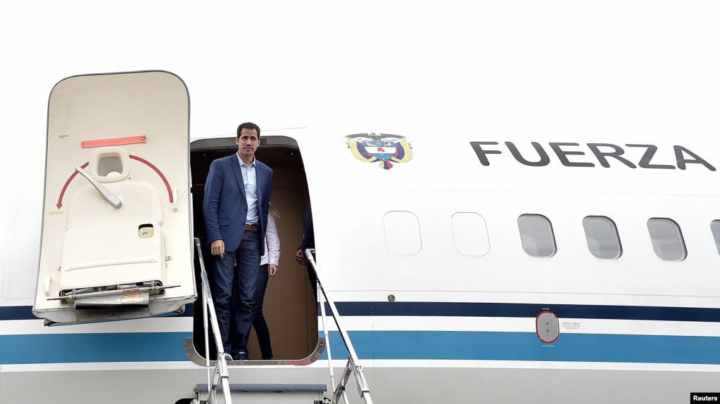 El presidente interino de Venezuela, Juan GuaidÃ³, llega a la base militar CATAM en BogotÃ¡, Colombia, el 24 de febrero del 2019. 
