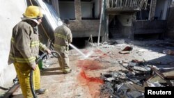 Пожежники усувають сліди крові з місця атаки терористів у Кабулі