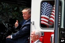 El presidente de EE.UU. Donald Trump se sube a un nuevo carro de bomberos llevado a la Casa Blanca para destacar los productos fabricados en EE.UU.