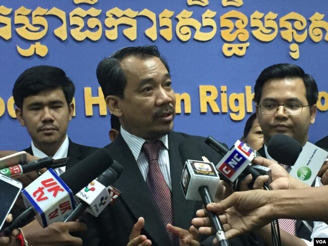 លោក កែវ រ៉េមី ប្រធានគណៈកម្មាធិការសិទ្ធិមនុស្ស ប្រាប់អ្នកសារព័ត៌មានក្រោយជំនួបជាមួយលោកស្រី រ៉ូណា ស្មីត (Rhona Smith) អ្នករាយការណ៍ពិសេសអង្គការសហប្រជាជាតិស្ដីពីសិទ្ធិមនុស្សនៅកម្ពុជា នៅថ្ងៃទី៨ ខែសីហា ឆ្នាំ២០១៧។(កាន់ វិច្ឆិកា/VOA)