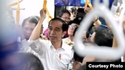 Presiden Jokowi melakukan uji coba naik MRT dari Stasiun Bundaran HI-Lebak Bulus, di Jakarta, Selasa (19/3) (Foto: Biro Pers Sekretariat Presiden).