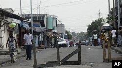 Des barricades improvisées à Abidjan