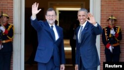 바락 오바마(오른쪽) 미국 대통령이 10일 스페인 마드리드에서 마리아노 라호이 총리와 만나 취재진에게 손을 흔들고 있다. 
