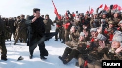 북한 김정은 국방위원회 제1위원장이 지난 18일 간부들을 대동하고 백두산에 올라 인민군 전투비행사 백두산지구 혁명전적지답사 행군대원들과 함께 해돋이를 봤다.