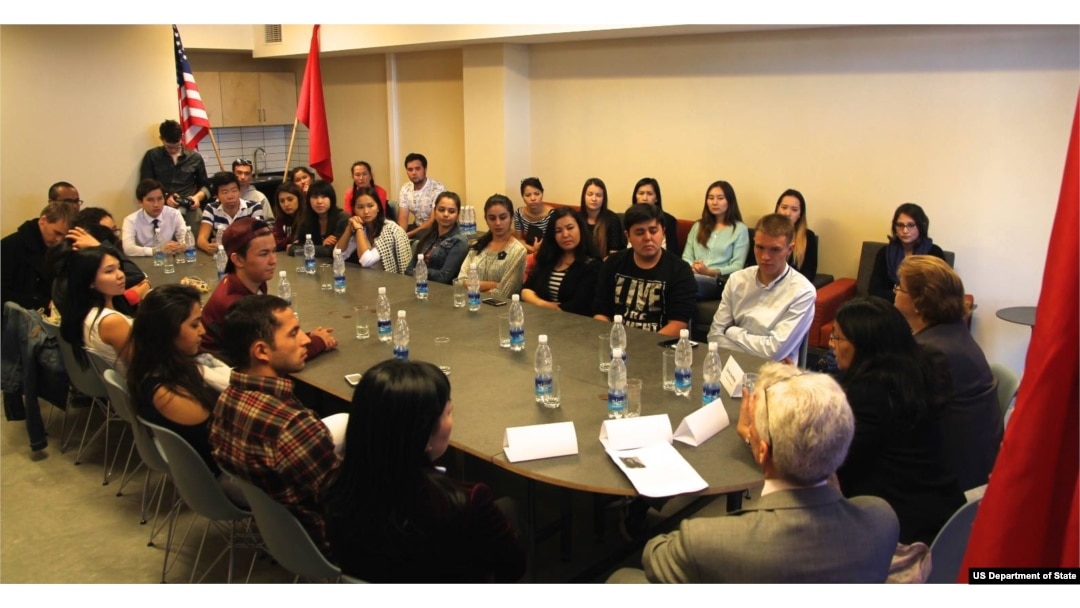 Qirg'iziston yoshlari AQShning Bishkekdagi elchixonasida Davlat kotibi muovini Nisha Bisvol bilan suhbat qildi, 8-sentabr, 2015