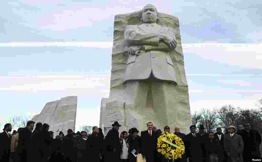 Ông Vincent Gray (giữa), thị trưởng &nbsp;thủ đô Washington, dự buổi lễ đặt vòng hoa kỷ niệm ngày sinh của nhà lãnh đạo dân quyền Martin Luther King, Jr tại Đài tưởng niệm King ở Washington.