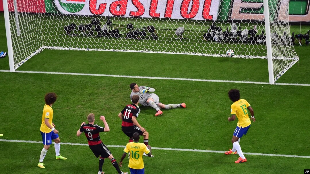 Pemain Jerman Andre Schuerrle memasukkan gol ke-6 dalam pertandingan semifinal Piala Dunia antara Brazil dan Jerman di stadion Mineirao di Belo Horizonte, Brazil, 8 Juli 2014.