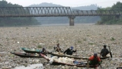 Sampah plastik terlihat menutupi permukaan Sungai Citarum, Jawa Barat, yang masuk dalam daftar 10 tempat paling tercemar di dunia tahun 2013 (Foto: dok)