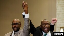 Advokat porodice Flojd Ben Kramp i Filonis Flojd, brat Džordža Flojda, na konferenciji za novinare nakon što su saznali presudu protiv Dereka Šovina.