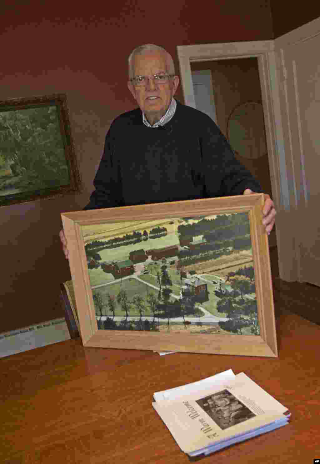 湯姆‧胡普斯今年72歲，他陪習近平等人參觀了自家的蔬菜農場，給客人講述利用溫室育苗的技術。胡普斯已經退休，他用手扶著的那張鑲在畫框中的照片就是1980年代的農場。