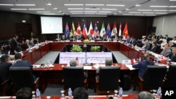 TPP 회원국 통상 장관과 대표단이 9일 베트남 다낭 APEC 정상회담에서 별도로 열린 TPP 장관회의에 참석하고 있다.