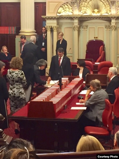 Ông Kiều Tiến Dũng ký sổ Thượng viện sau lễ tuyên thệ nhậm chức TNS tiểu bang Victoria, Úc