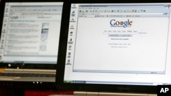 Tampilan hasil pencarian Google tampak di layar komputer yang dipamerkan di Digitallife, do Jacob K. Javitz convention, di New York, 14 Oktober 2004. 