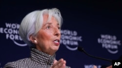 ຜູ້ອຳນວຍການຄວບຄຸມ ອົງການກອງທຶນສາກົນ ຫຼື IMF ທ່ານນາງ ຄຣິສຕີນ ລາກາດ (Christine Lagarde) ກ່າວຕໍ່ບັນດານັກຂ່າວ ຢູ່ທີ່ ກອງປະຊຸມເສດຖະກິດໂລກ (World Economic Forum) ໃນນະຄອນ ດາໂວສ ຂອງສະວິດເຊີແລນ, ວັນທີ 21 ມັງກອນ 2019. 