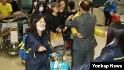 네팔에서 지진으로 발이 묶였던 한국인들이 한국 정부가 파견한 특별기편으로 30일 인천국제공항을 통해 귀국하고 있다.