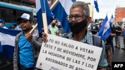 Ciudadanos nicaragüenses exiliados en Costa Rica realizan una manifestación contra las elecciones en Nicaragua y el presidente Daniel Ortega, en San José, Costa Rica, el 7 de noviembre de 2021.