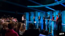 (L-R) ITV news host, Julie Etchingham, Leader of the Green Party, Natalie Bennett, British Deputy PM and leader of the Liberal Democratic Party, Nick Clegg, Leader of the United Kingdom Independence Party (UKIP), Nigel Farage, Leader of the opposition Labour Party, Ed Miliband, Leader of Plaid Cymru, Leanne Wood, Leader of the Scottish National Party (SNP), Nicola Sturgeon and British PM and Conservative party leader, David Cameron take part in the "ITV Leaders' Debate" at ITV studios in Salford, northwest England, April 2, 2015. (ITV Handout / Ken McKay)