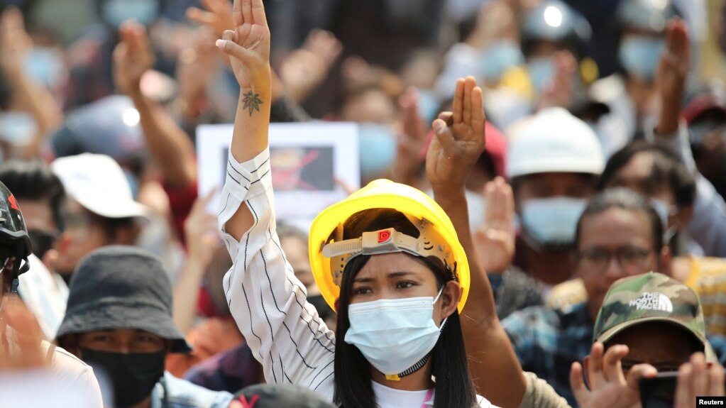 缅甸一名女士2021年3月8日加入了在内比都举行的抗议集会（路透社）(photo:VOA)