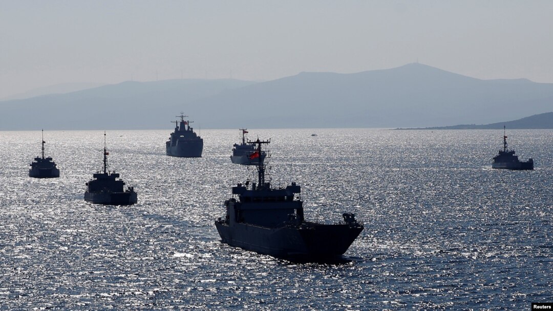 Kapal-kapal Angkatan Laut Turki berlatih melakukan pendaratan dalam latihan militer Blue Homelan di kota pesisir Foca, di Teluk Izmir, Turki, 5 Maret 2019. (Foto: Reuters)