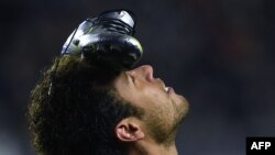 L'attaquant brésilien du Paris Saint-Germain Neymar après avoir marqué un penalty lors du match de quart de finale de Coupe de la Ligue entre Amiens (ASC) et le Paris Saint-Germain (PSG) au Stade Licorne à Amiens, dans le nord de la France, 10 janvier 2018