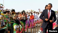 Presiden AS Barack Obama melakukan dansa saat tiba di bandara Julius Nyerere di Dar es Salaam, Tanzania (1/7). 