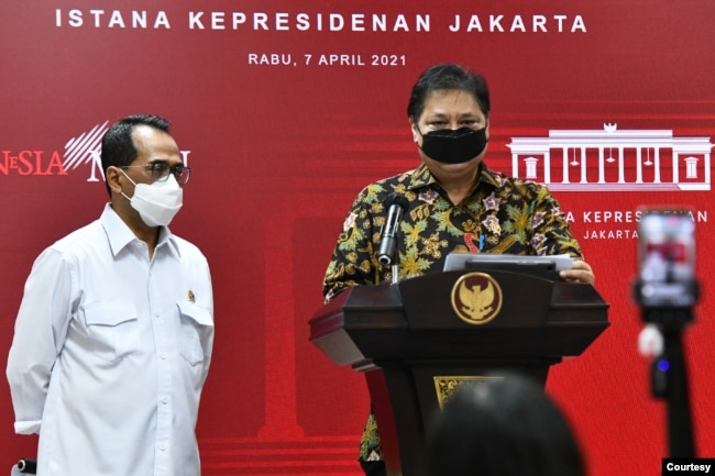 Menko Perekonomian Airlangga Hartarto dan Menhub Budi Karya Sumadi memberikan keterangan pers usai Sidang Kabinet Paripurna, di Kantor Presiden, Jakarta, 07 April 2021 sore. (Foto: Humas Setkab/Rahmat)