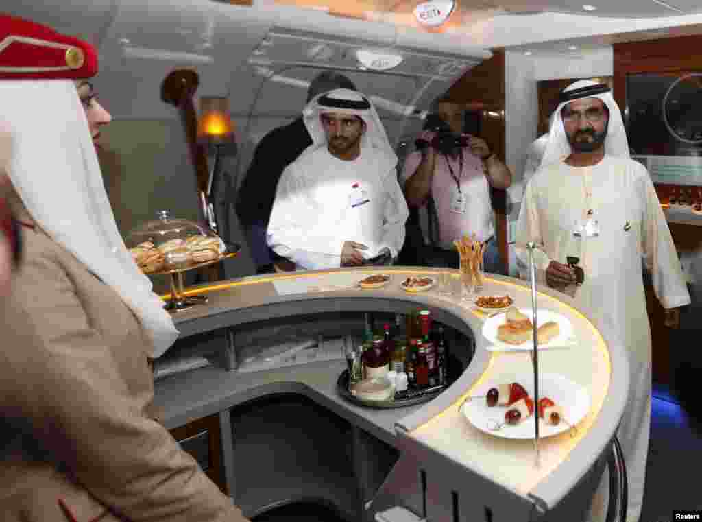 محمد بن راشد آل مکتوم د ډوبۍ حاکم د ایربس A380 الوتکې د لیدو په حال کې