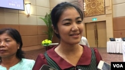 Mithona Phuthorng, the newly elected Koh Kong governor, talks to reporters at a workshop called "Strategy and Action Plan: To Increase the Number of Women in Management Positions" in Phnom Penh, Cambodia, July 12, 2017. (Kann Vicheika/VOA Khmer)