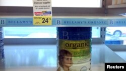 澳大利亚悉尼一家商店货架上的一桶婴儿奶粉和一个告知缺货的标签。（2015年11月11日）