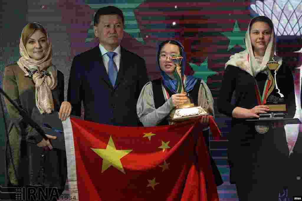 بالاخره مسابقات چهلمین دوره شطرنج زنان جهان در تهران با قهرمانی &laquo;شون گیی تان&raquo; از چین پایان رسید. برگزاری این رقابت ها از ۲۱ روز پیش با حواشی همراه بود. برخی قهرمانان حاضر نشده بودند بخاطر حجاب در آن حاضر شوند. عکس: امیر حسین بندی