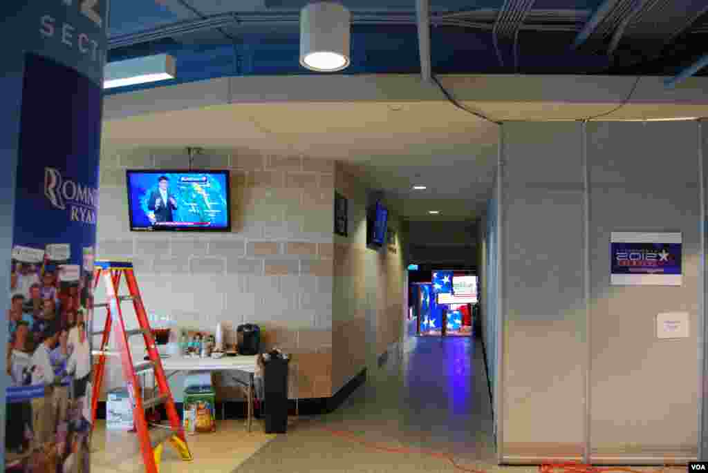 All televisions were tuned to weather coverage inside the Tampa Bay Times Forum. (J. Featherly/VOA)