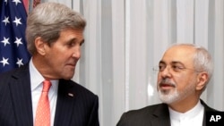 지난 3월 이란 핵 협상을 위해 스위스 로잔을 방문한 존 케리 미국 국무장관(왼쪽)이 무함마드 자바드 자리프 이란 외무장관의 말을 듣고 있다. (자료사진)