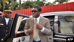 Teodorin Nguema Obiang, fils du président de la Guinée équatoriale Teodoro Obiang et vice-président de la sécurité et de la défense du pays, arrive à Cathédrale de Malabo pour fêter son 41e anniversaire, 25 juin 2013.