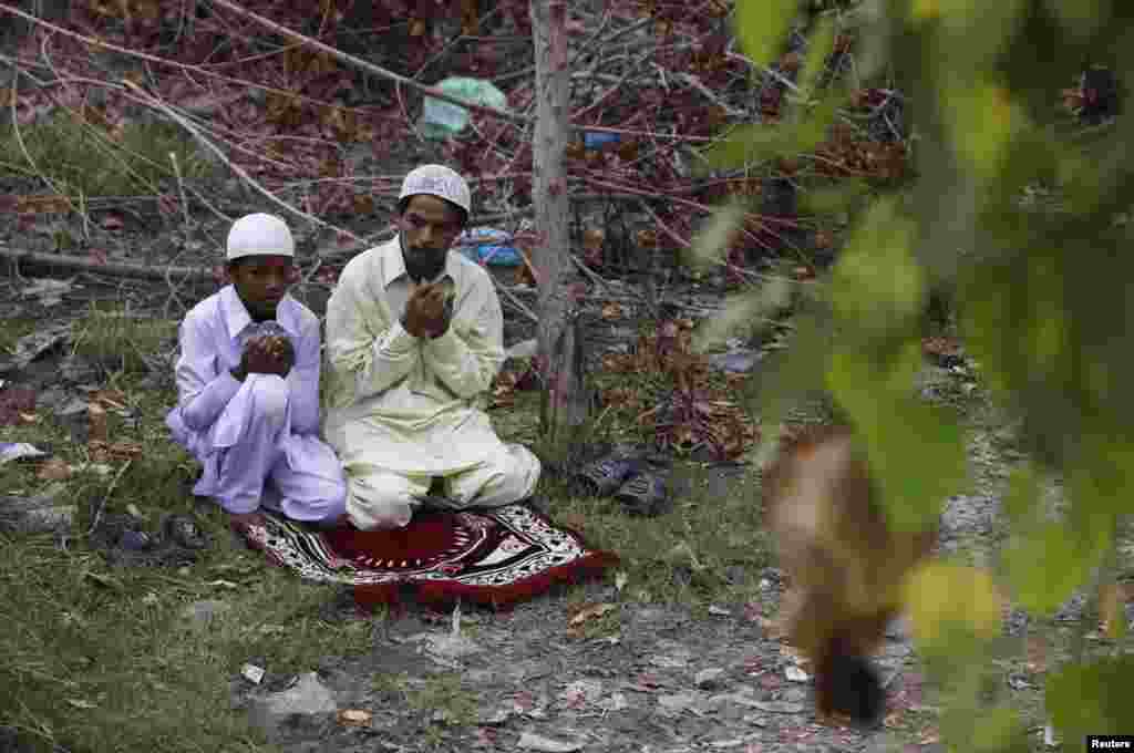 اکستان میں جمعہ کو عیدالفطر مذہبی جوش و جذبے سے منائی گئی اور تمام چھوٹے بڑے شہروں میں نماز عید کے اجتماعات منعقد ہوئے۔