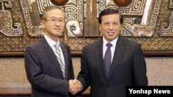 임성남 외교부 1차관(왼쪽)과 장예쑤이 중국 외교부 상무부부장이 20일 중국 베이징에서 열린 제8차 한중 차관급 전략대화에 앞서 악수하고 있다. 