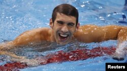 Vận động viên Mỹ Michael Phelps vui cười khi kết thúc chặng cuối bơi tiếp sức 4X200 tại Olympic London hôm 31/7/12