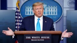 El presidente de EE.UU., Donald Trump, ofrece su ronda informativa diaria, junto al Equipo Operativo contra el coronavirus en la Casa Blanca.