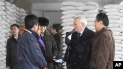 지난 2010년 2월 북한 평양의 WFP 밀가루 공장을 방문한 UN 관계자들. (자료사진)