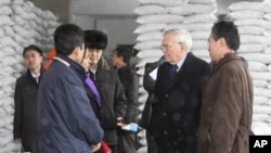 지난 2010년 2월 유엔 관계자들이 세계식량계획이 지원하는 '평양 어린이 식료 공장'을 방문했다. (자료사진)