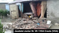 Esta casa se derrumbó en Fort-Liberte, en el noreste de Haiti, tras el paso del huracán Irma. Sept. 7, 2017. Foto Jaudelet Junior, colaborador de VOA en Haití.