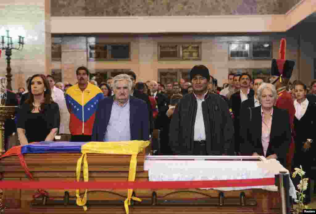 6일 우고 차베스 베네수엘라 대통령의 시신이 안치된 카라카스 사관학교에서 조문하는 주변국 정상들. 왼쪽부터 크리스티나 페르난데스 아르헨티나 대통령, 호세 무히카 우루과이 대통령, 에보 모랄레스 볼리비아 대통령, 
