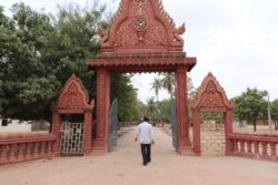 ក្លោងទ្វារចូលវត្តក្រាំងសុវណ្ណ ក្នុង​ស្រុក​ឧដុង្គ​ ខេត្ត​កំពង់​ស្ពឺ​ ថ្ងៃទី​៧ ខែ​មេសា ឆ្នាំ​២០២០។ (ផន បុប្ផា/VOA)