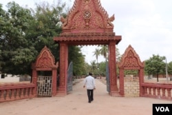 ក្លោងទ្វារចូលវត្តក្រាំងសុវណ្ណ ក្នុង​ស្រុក​ឧដុង្គ​ ខេត្ត​កំពង់​ស្ពឺ​ ថ្ងៃទី​៧ ខែ​មេសា ឆ្នាំ​២០២០។ (ផន បុប្ផា/VOA)