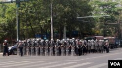 မြေနီကုန်းဆန္ဒပြသူတွေကို ရဲတပ်ဖွဲ့ကအင်အားသုံးလူစုခွဲ